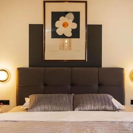 Luxury Lara With Heated Pool, Hot-tub And Sauna - Six Bedroom With Pool Zmijavci